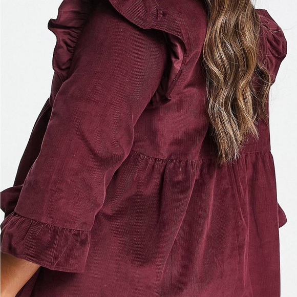 V-neck. Three-quarter-length sleeves. Ruffle shoulders. Regular fit - Picture 2 of 3